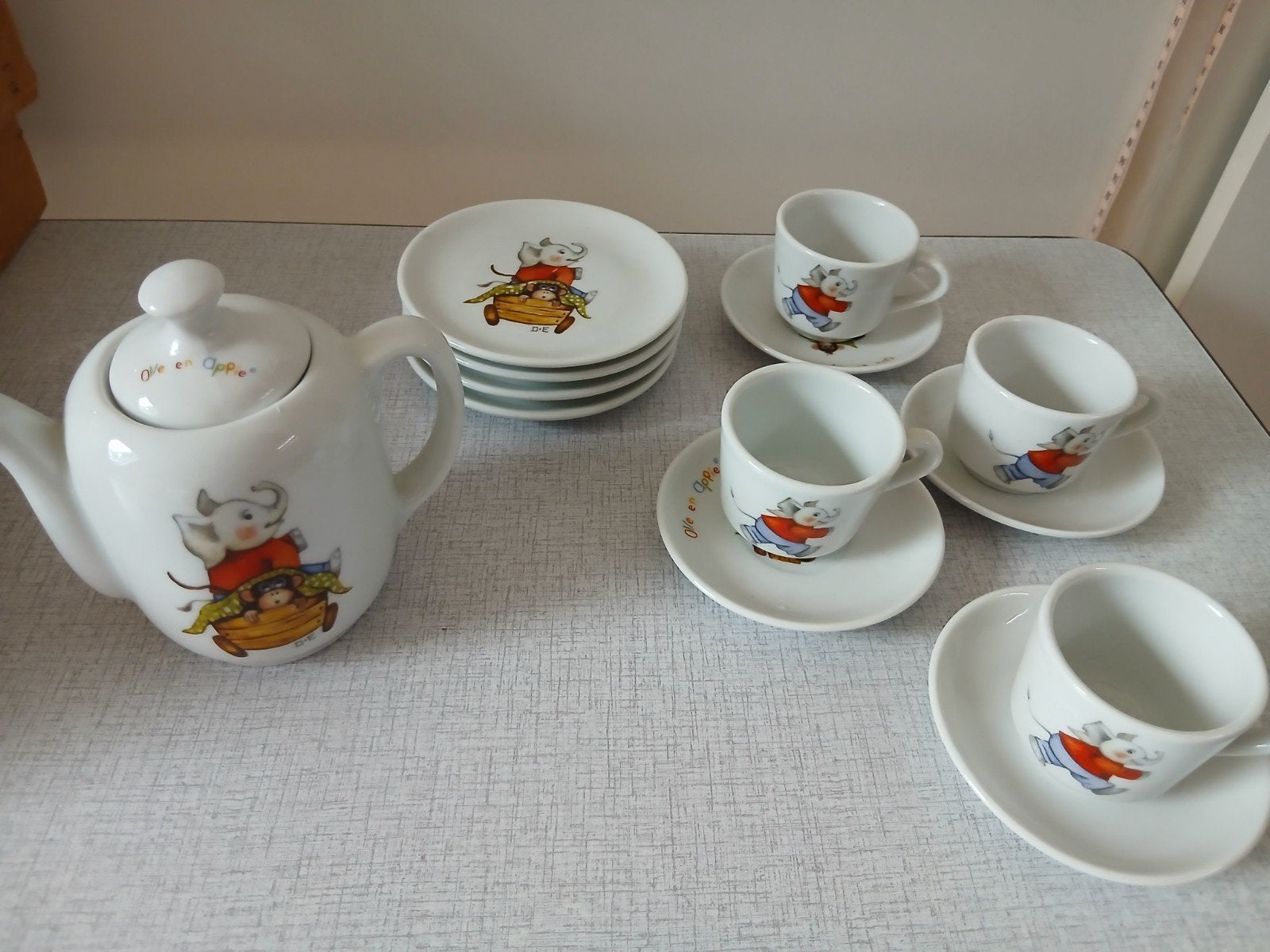 Kinder theeserviesje van Douwe Egberts met olie en appie, Ophalen of Verzenden, Zo goed als nieuw
