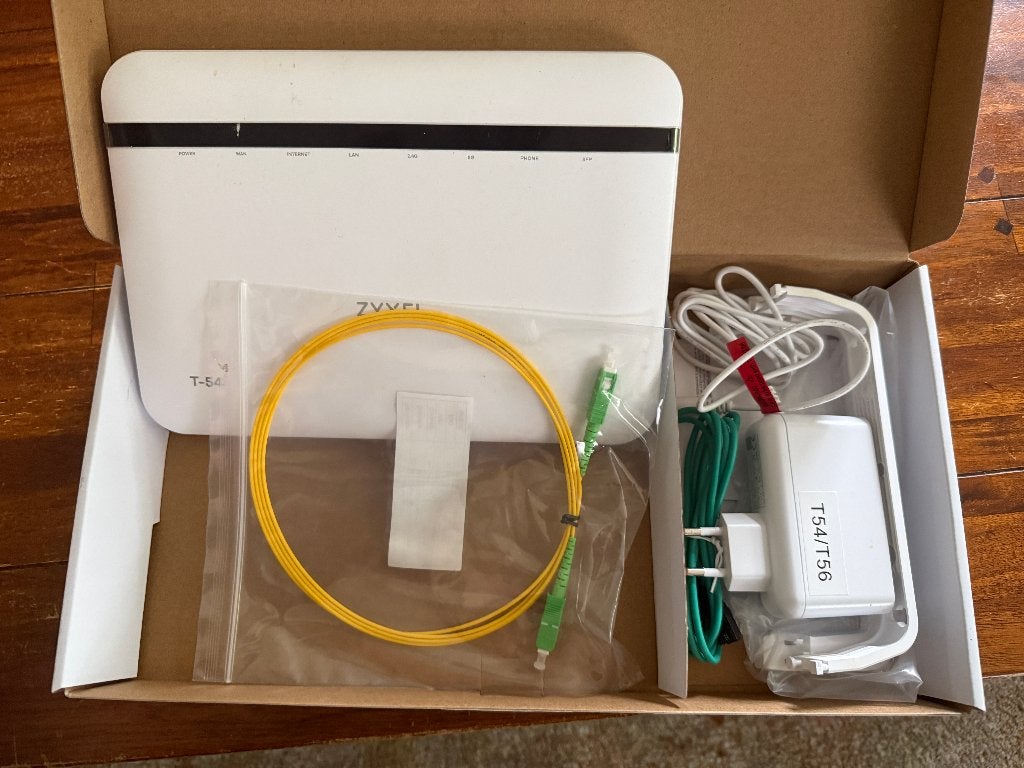 Te koop: ZGAN Zyxel T54 modem/router met toebehoren., Computers en Software, Ophalen of Verzenden, Zo goed als nieuw, Router met modem