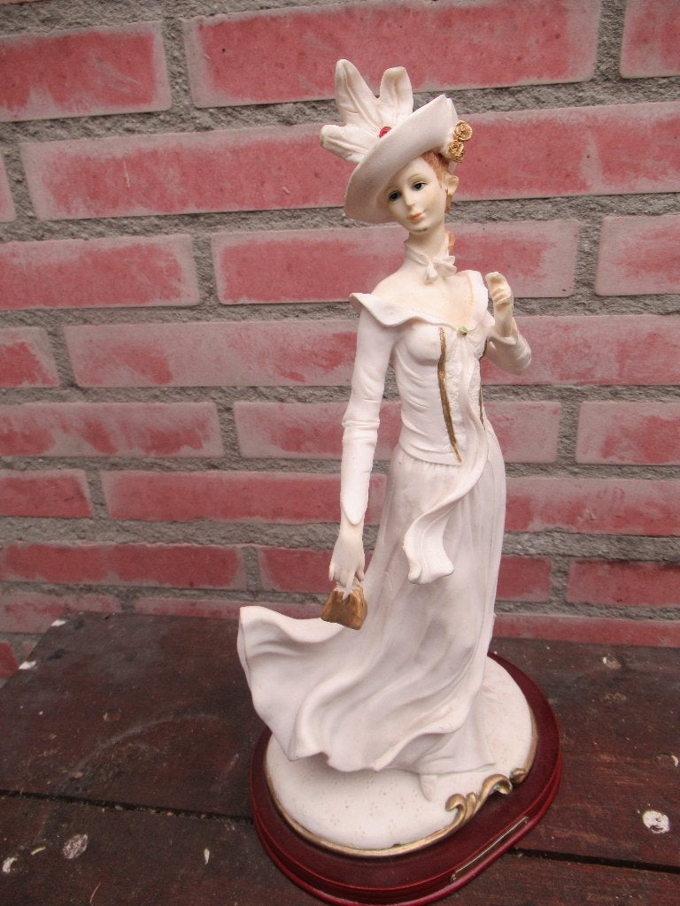 DAME elegant op houten sokkel porselein hoog 33 cm onbesch., Ophalen of Verzenden