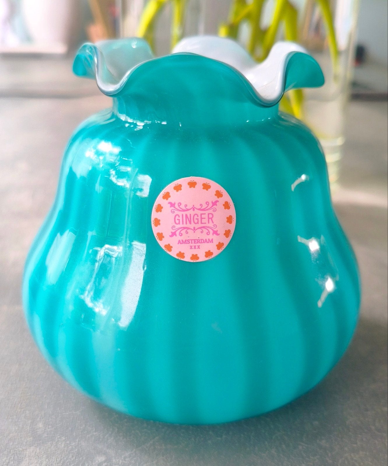 Ginger Amsterdam vaasje, turquoise met wit, gegolfde rand, Huis en Inrichting, Woonaccessoires | Vazen, Ophalen of Verzenden