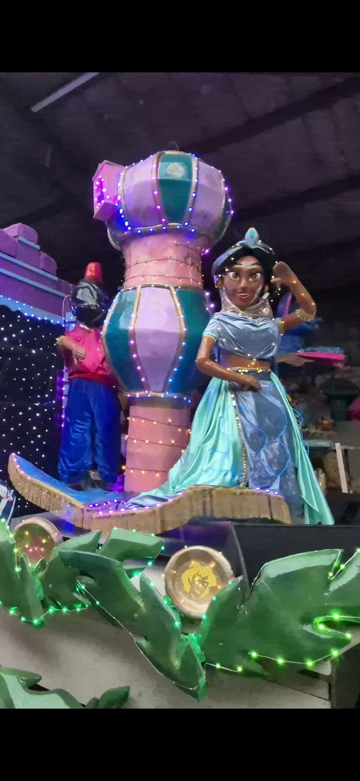 Aladdin en Jasmine Toren  opbouw carnavalswagen +verlichting, Ophalen
