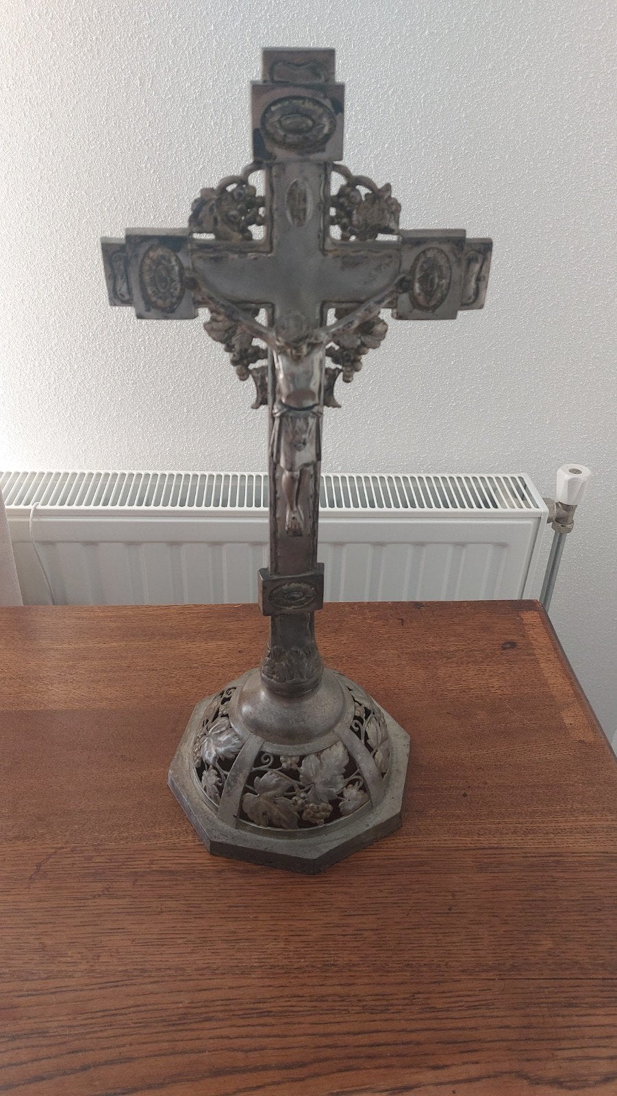 Oud kruis van tin, Ophalen