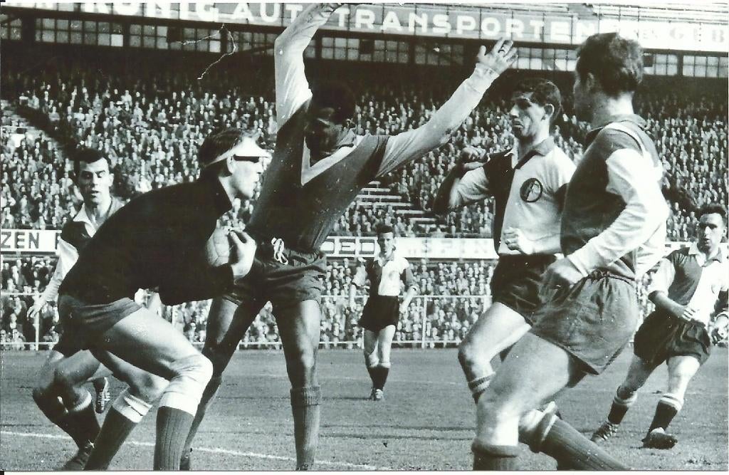 1960-1961 persfoto - Feyenoord-Elinkwijk, Verzamelen, Sportartikelen en Voetbal, Verzenden, Zo goed als nieuw, Feyenoord, Poster, Plaatje of Sticker