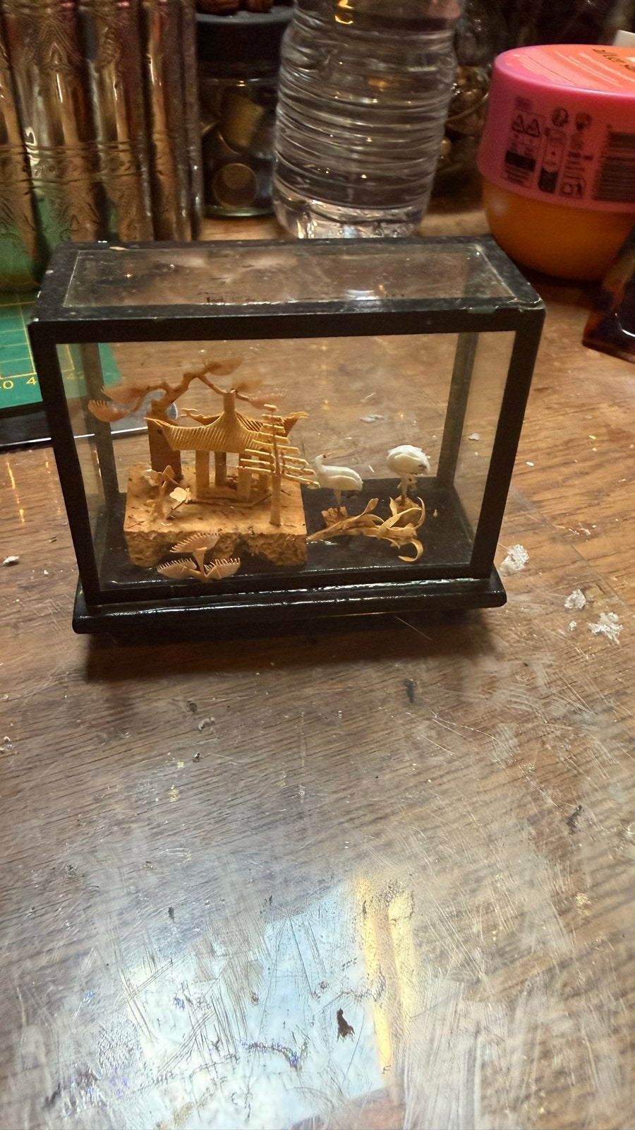 Miniatuur houten sculptuur in glazen vitrine, Ophalen of Verzenden