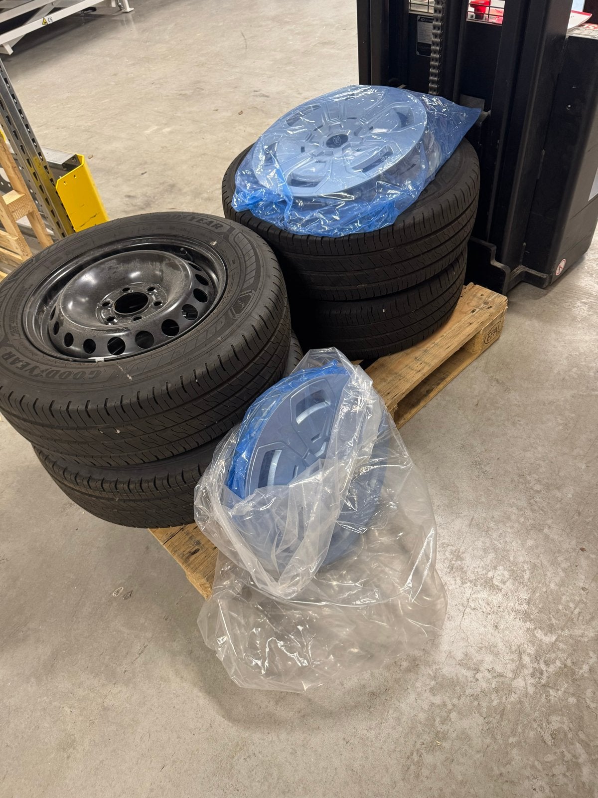 Goodyear banden set met stalen velgen en doppen, Auto-onderdelen, Banden en Velgen, Banden en Velgen, Overige maten, Ophalen of Verzenden