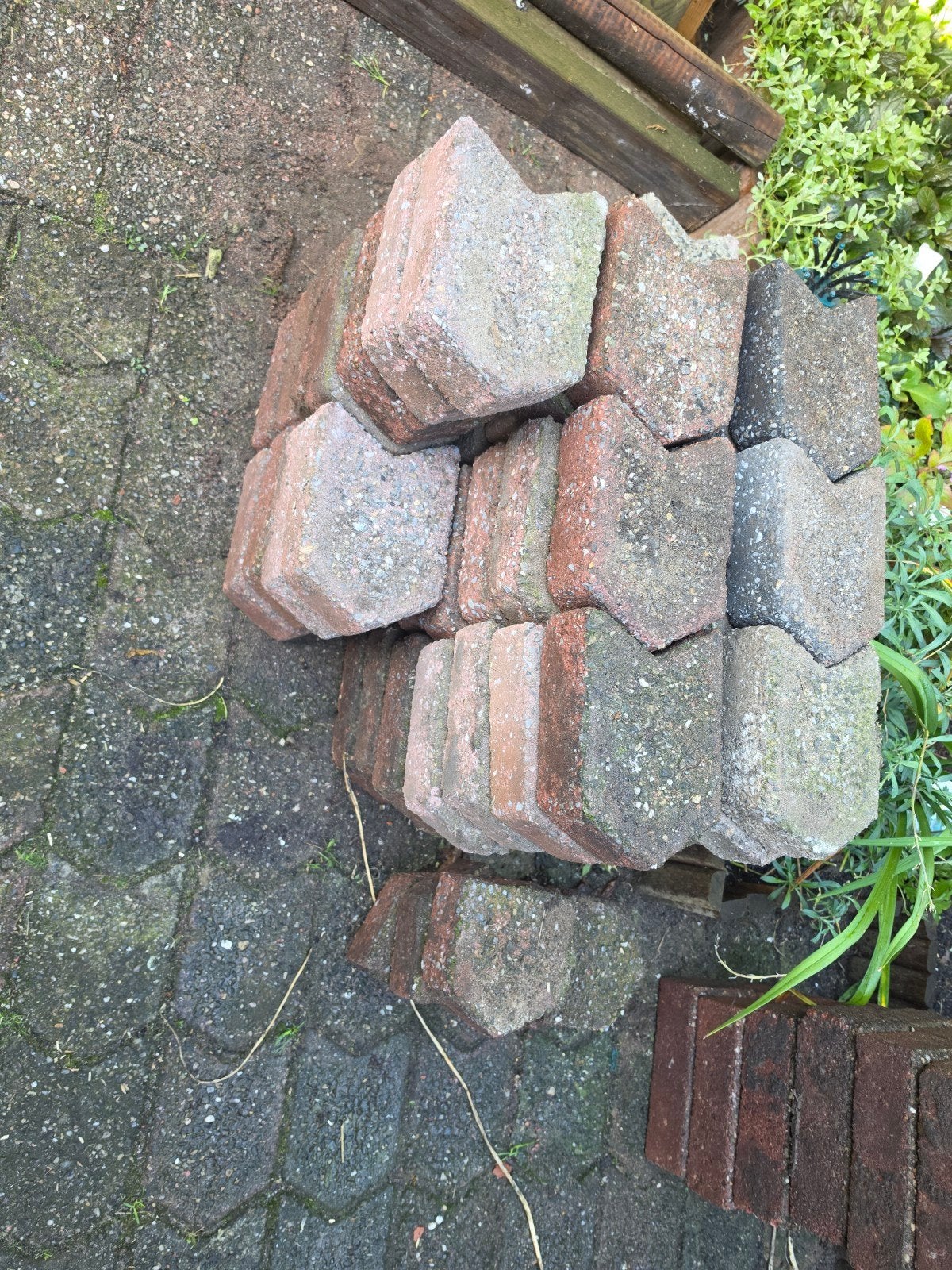 Gratis ophalen / bestrating pijlvorm / groenlo 57 stuks, Tuin en Terras, Ophalen, Gebruikt, Beton, Klinkers