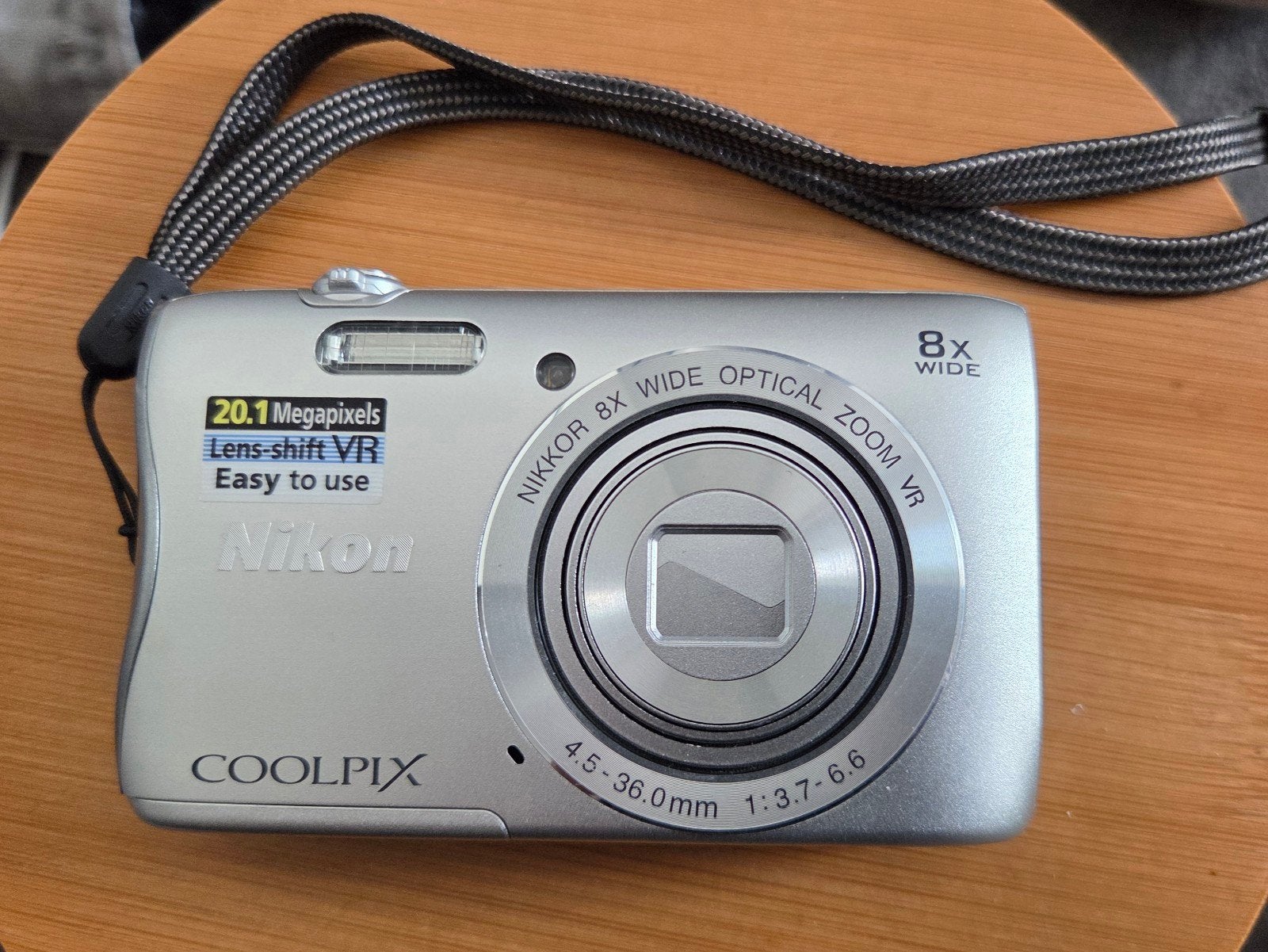 Nikon Coolpix S3700 Compactcamera - 20.1 MP, 8x Zoom, Audio, Tv en Foto, Fotocamera's Digitaal, Draagriem, Zo goed als nieuw, Compactcamera