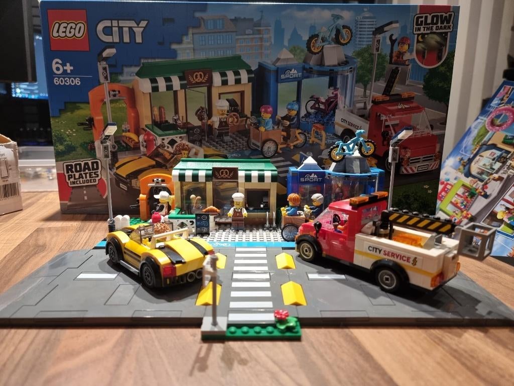 Lego 60306 Shopping street, Ophalen of Verzenden, Zo goed als nieuw, Complete set, Lego