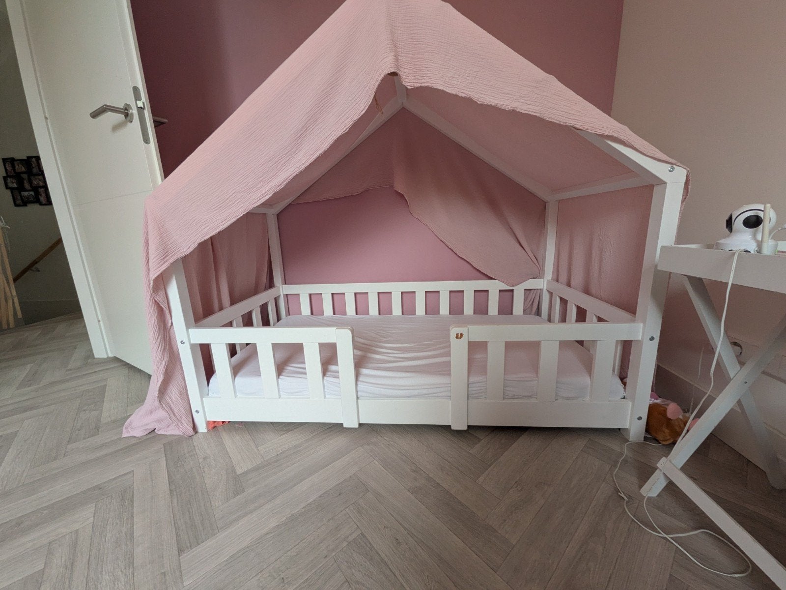 Huisbed met roze hemel en matras, Kinderen en Baby's, 70 tot 85 cm, Zo goed als nieuw, Matras, 140 tot 160 cm