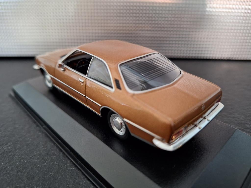 Opel Rekord D Coupé 1975 Schaal 1:43, Hobby en Vrije tijd, Modelauto's | 1:43, Overige merken, Nieuw, Ophalen of Verzenden, Maxichamps