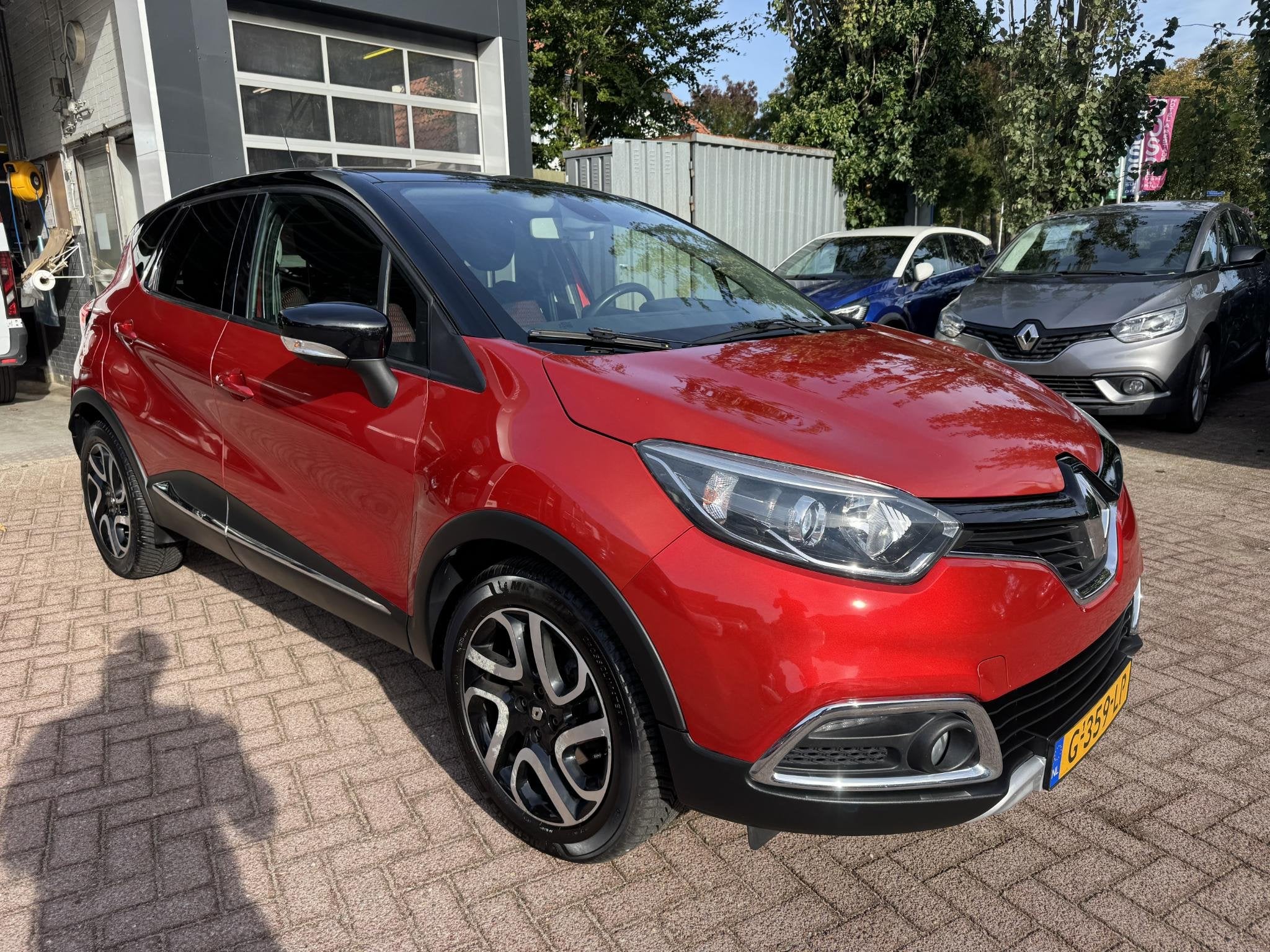 Renault Captur 1.2 TCe 120PK EDC Helly Hansen Automaat!, Auto's, Euro 5, Stof, 4 cilinders, SUV of Terreinwagen
