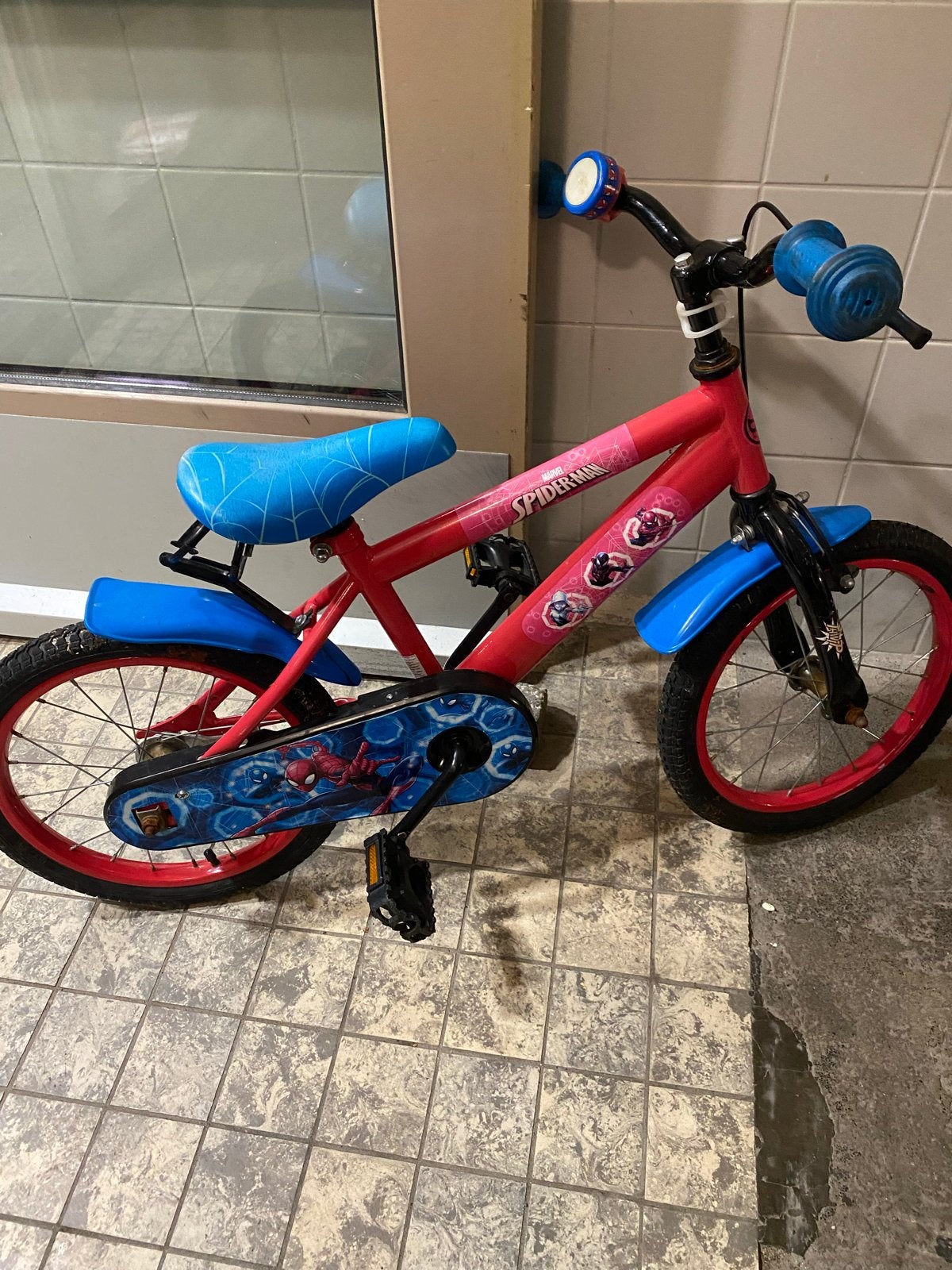 Spiderman kinderfiets 16 inch (3-4 jaar), Ophalen, Gebruikt, Terugtraprem, 16 tot 20 inch