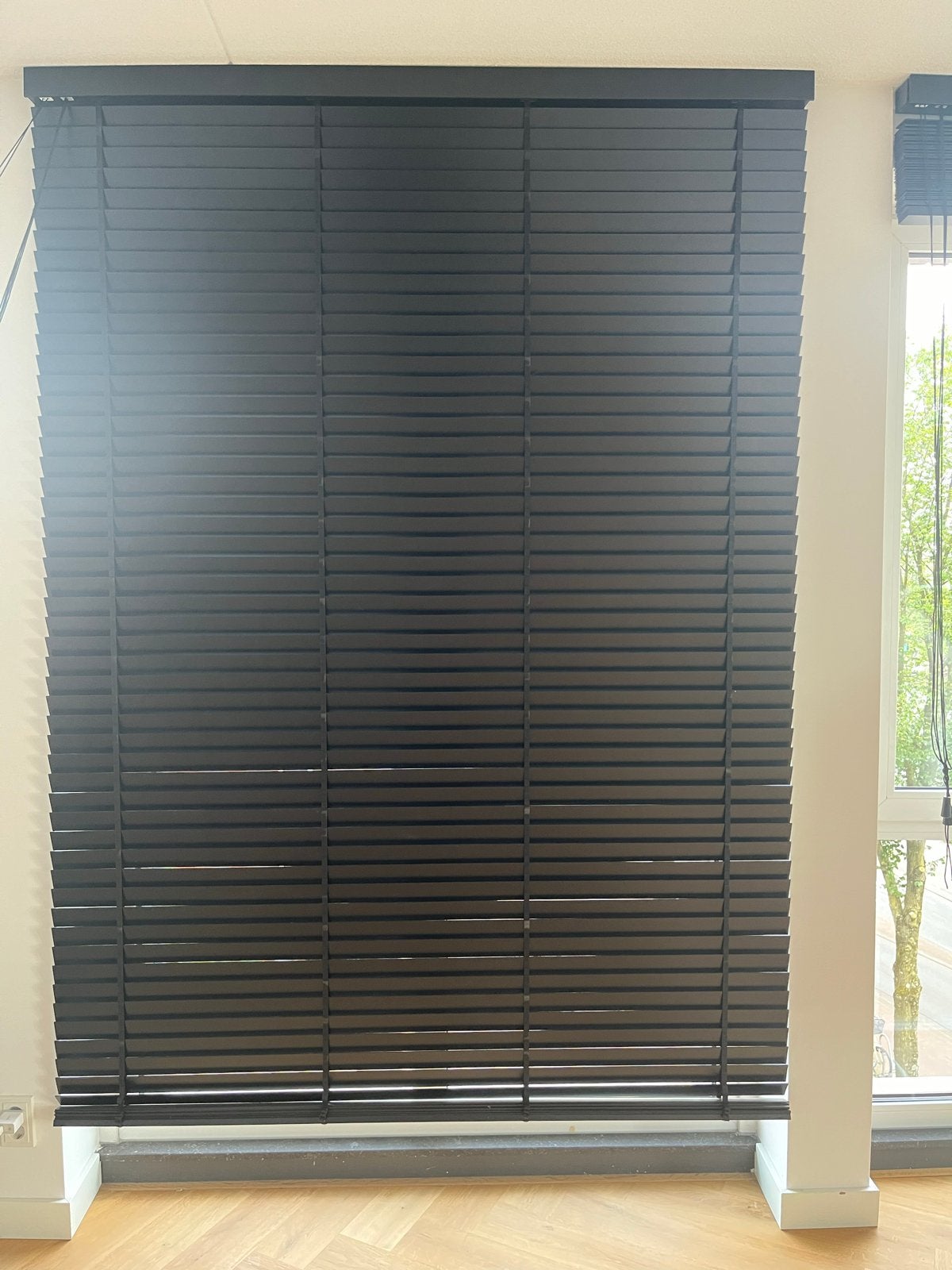 Houten jaloezieën 50mm basswood black, Ophalen, Jaloezie, Overige merken, Verduisterend