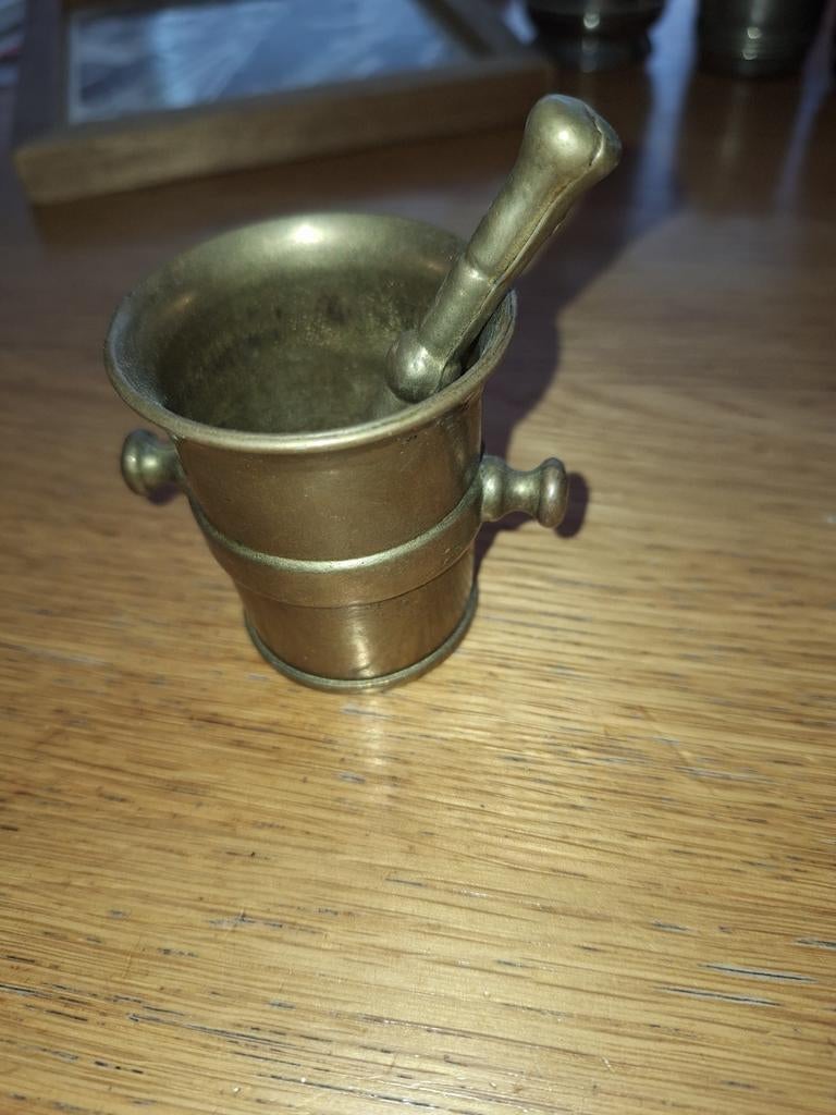 Antieke  kleine vijzel met stamper, Ophalen of Verzenden, Brons
