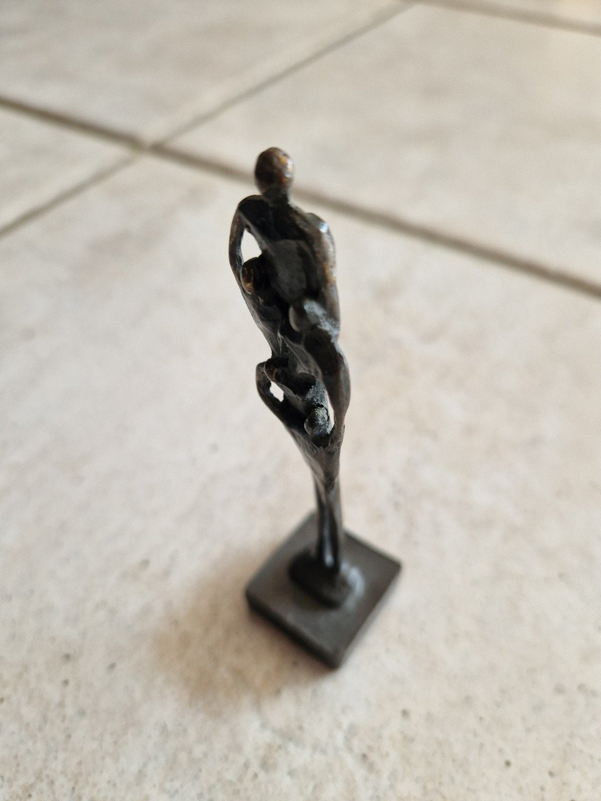 Bronzen beeldje: Familie met twee kinderen, Antiek en Kunst, Groep mensen, Minder dan 20 cm, Ophalen of Verzenden, Brons