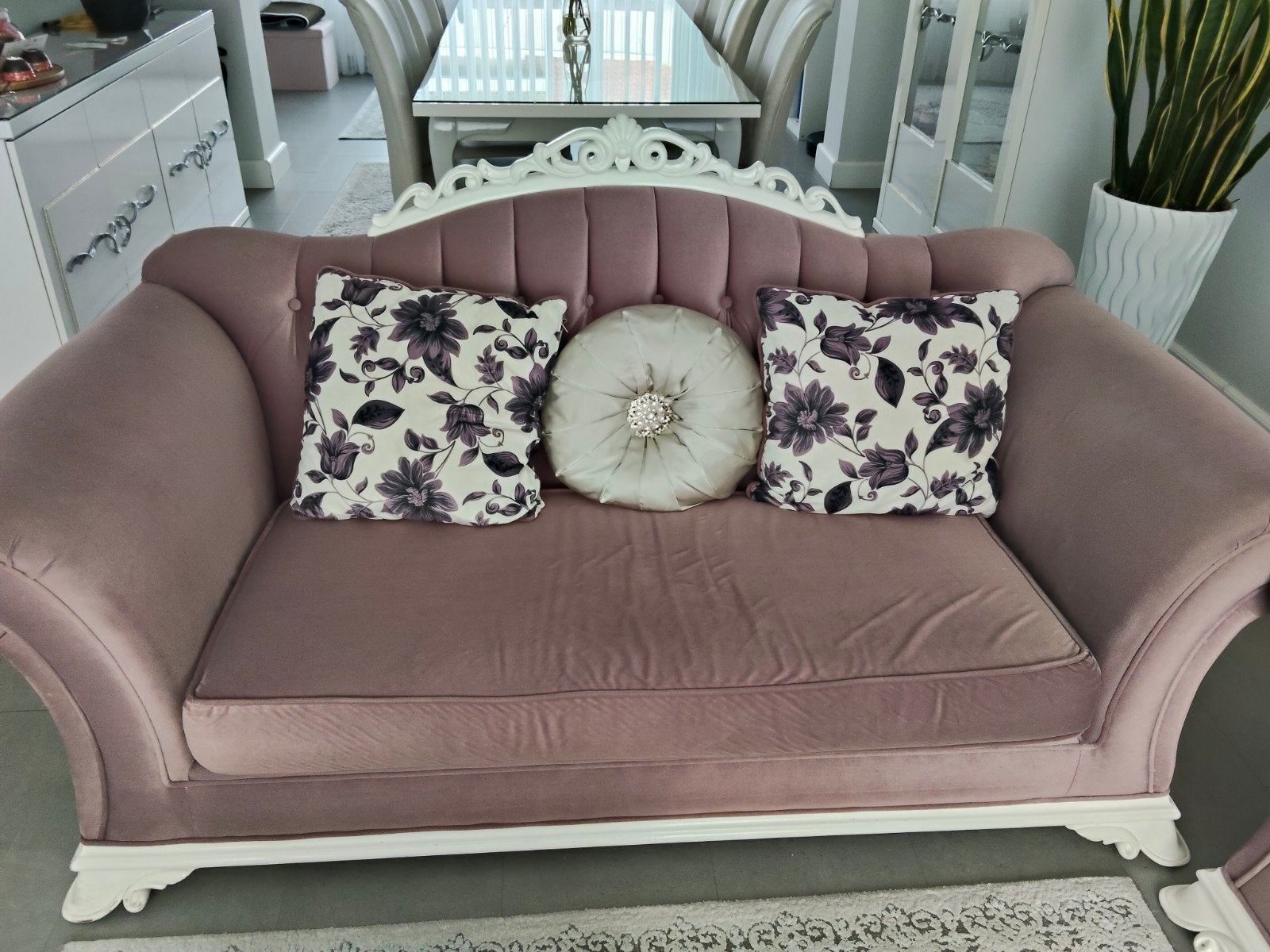 Luxe roze tweepersoonsbank met sierlijke details, Huis en Inrichting, Hout, 150 tot 200 cm, Tweepersoons, 75 tot 100 cm