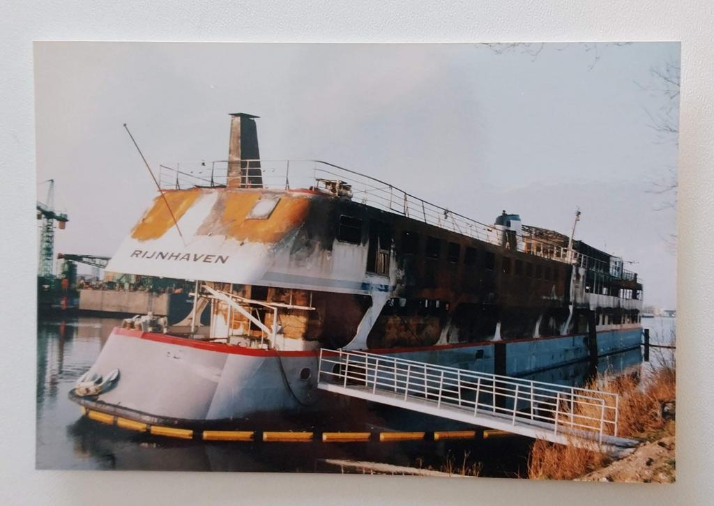 Cruiseschip Rijnhaven uitgebrand., Ophalen of Verzenden, Kaart, Foto of Prent