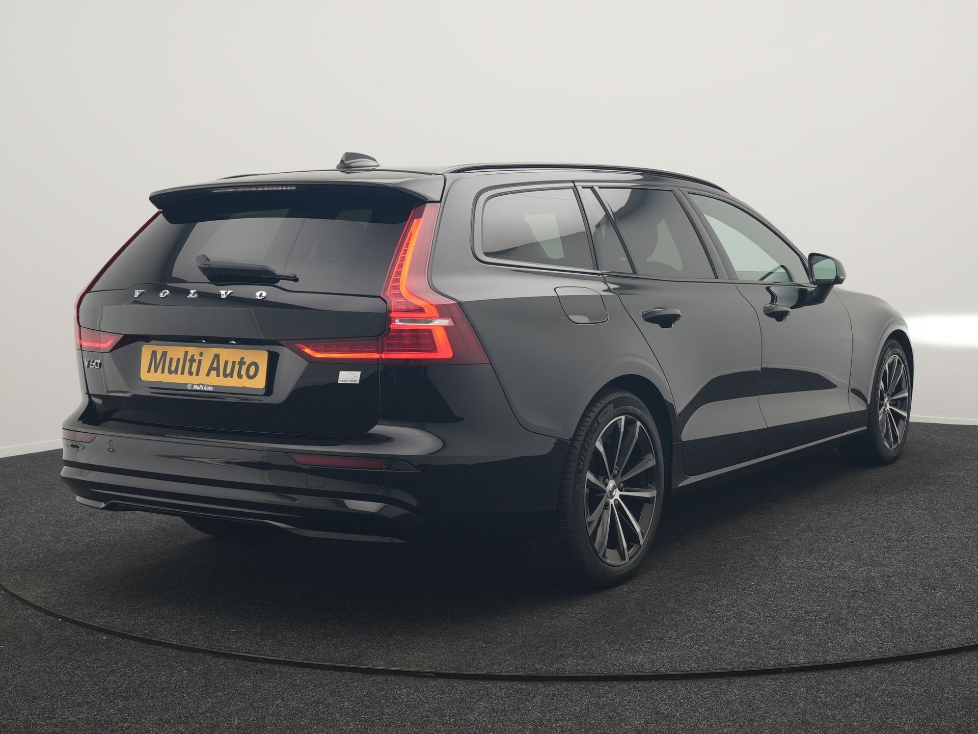 Volvo V60 T6 AWD Plus Dark LONG RANGE PHEV 350pk Dealer O.H., Auto's, Automaat, Dealer onderhouden, Gebruikt, Zwart