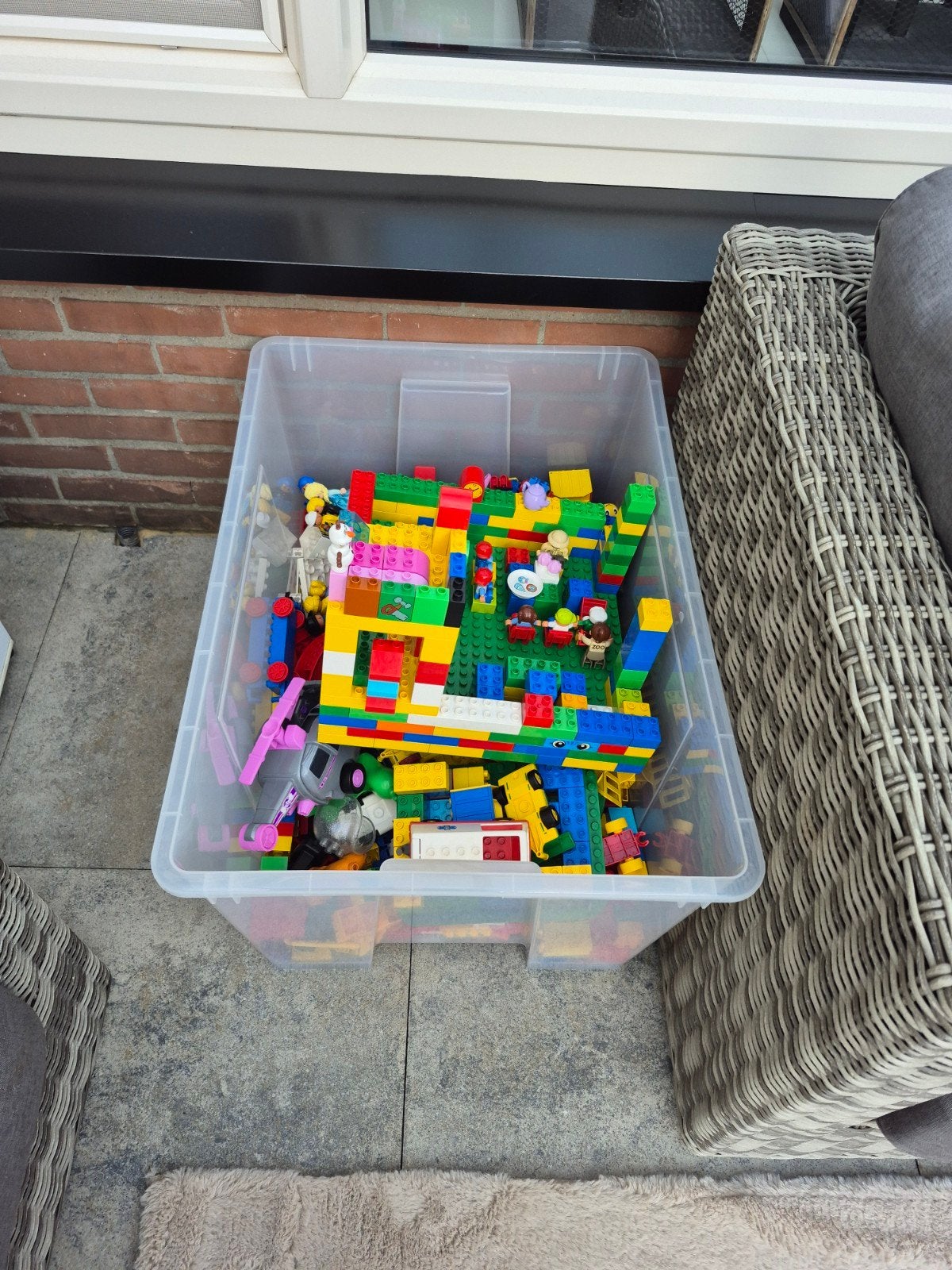 Grote bak vol diverse Lego stenen en figuren, Ophalen, Inclusief minifiguren, Gebruikt, Lego