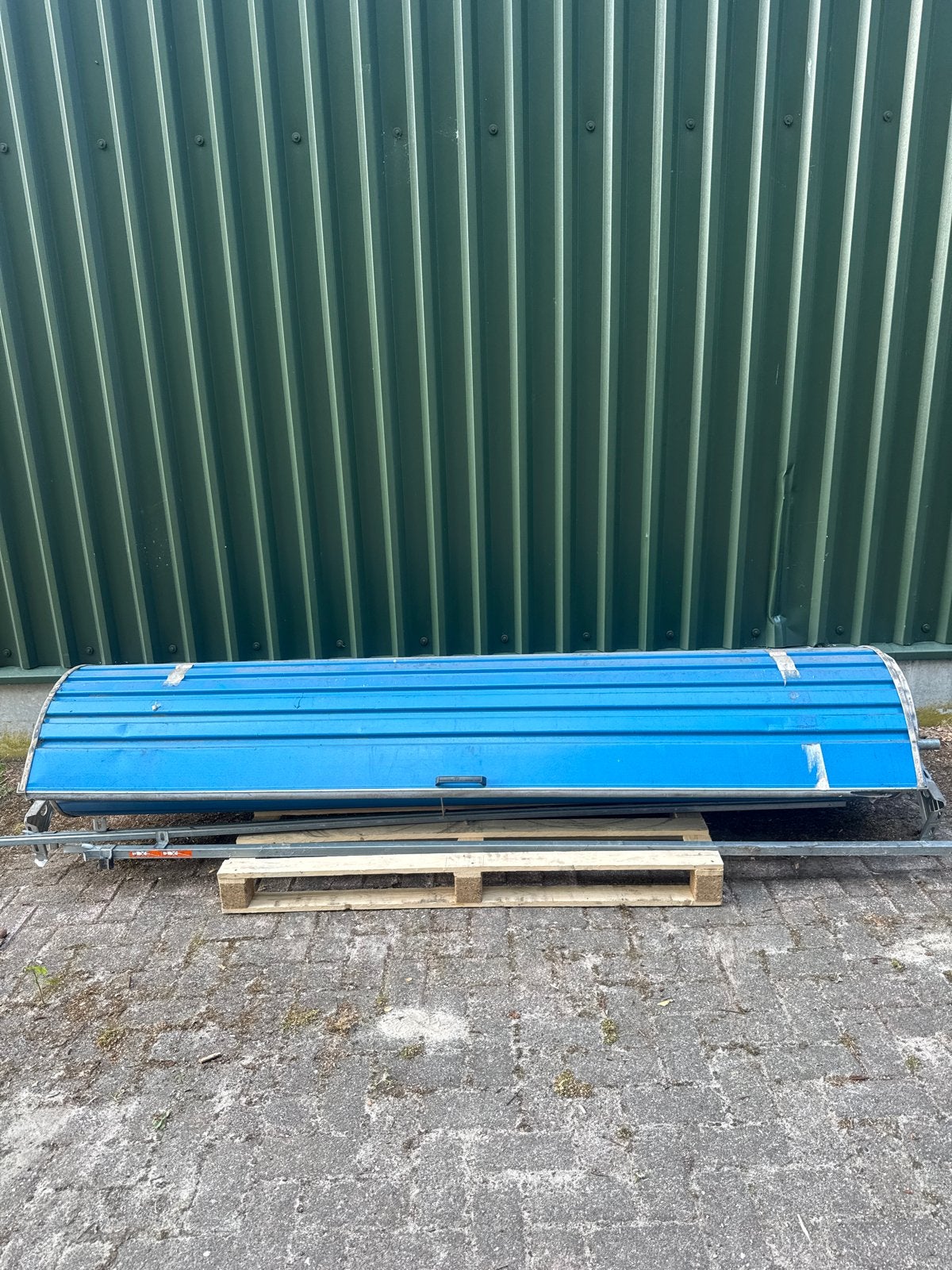 Roldeur blauw 255 breed, 240 hoog, Doe-het-zelf en Verbouw, Rolluiken, Gebruikt, 200 cm of meer, Overige kleuren, Ophalen
