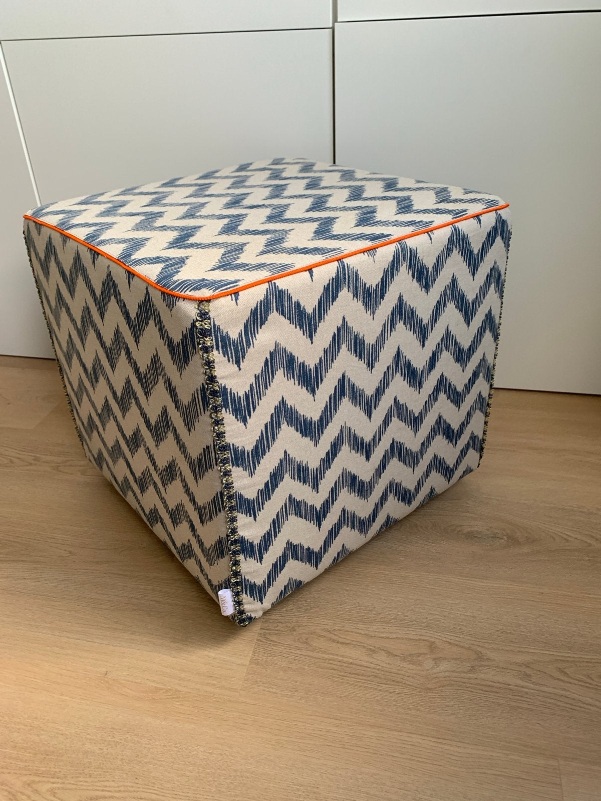 Stoffen poef met blauw patroon en oranje bies, Huis en Inrichting, Ophalen, Minder dan 50 cm, Vierkant, Zo goed als nieuw
