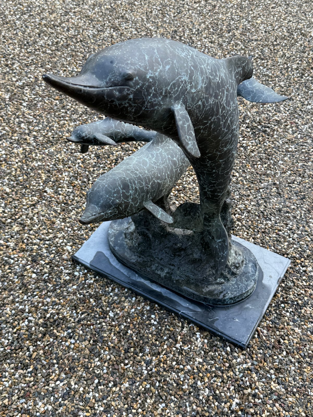 Bronzen dolfijnen sculptuur op marmeren sokkel, Ophalen, 50 - 100 cm, Zeeleven, Beeld