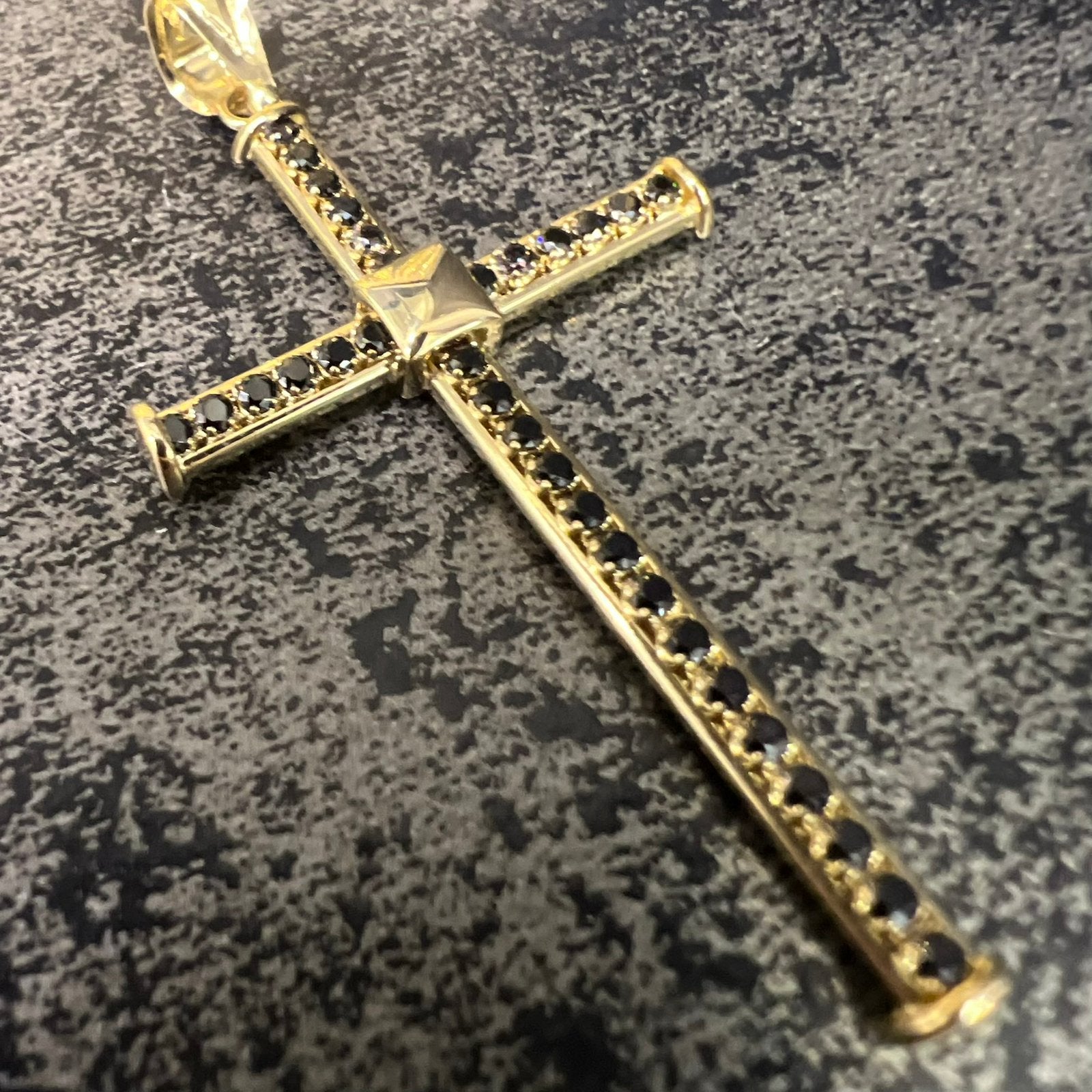 14k gouden kruis kettinghanger nieuw zwart stenen, Ophalen of Verzenden, Zo goed als nieuw, Goud, Kruis of Symbool