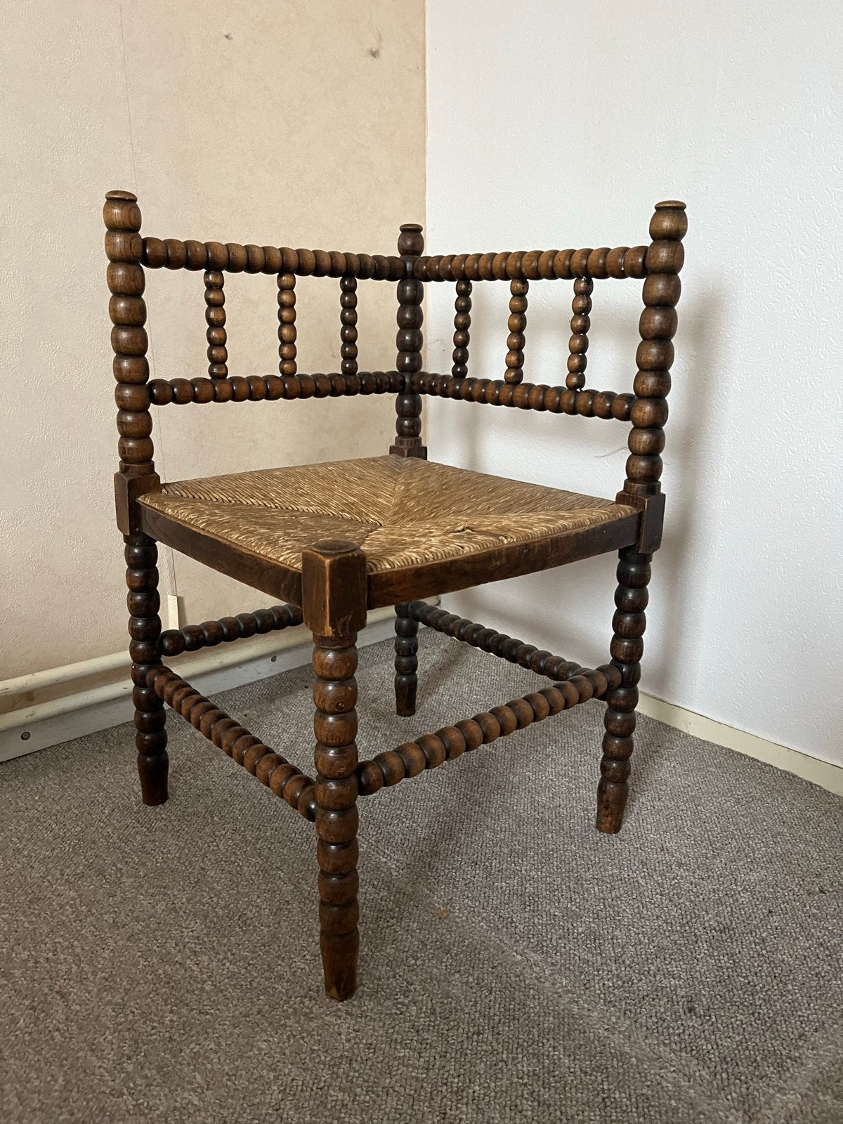 Antieke stoelen met bobbin-gedraaide spijlen, Ophalen