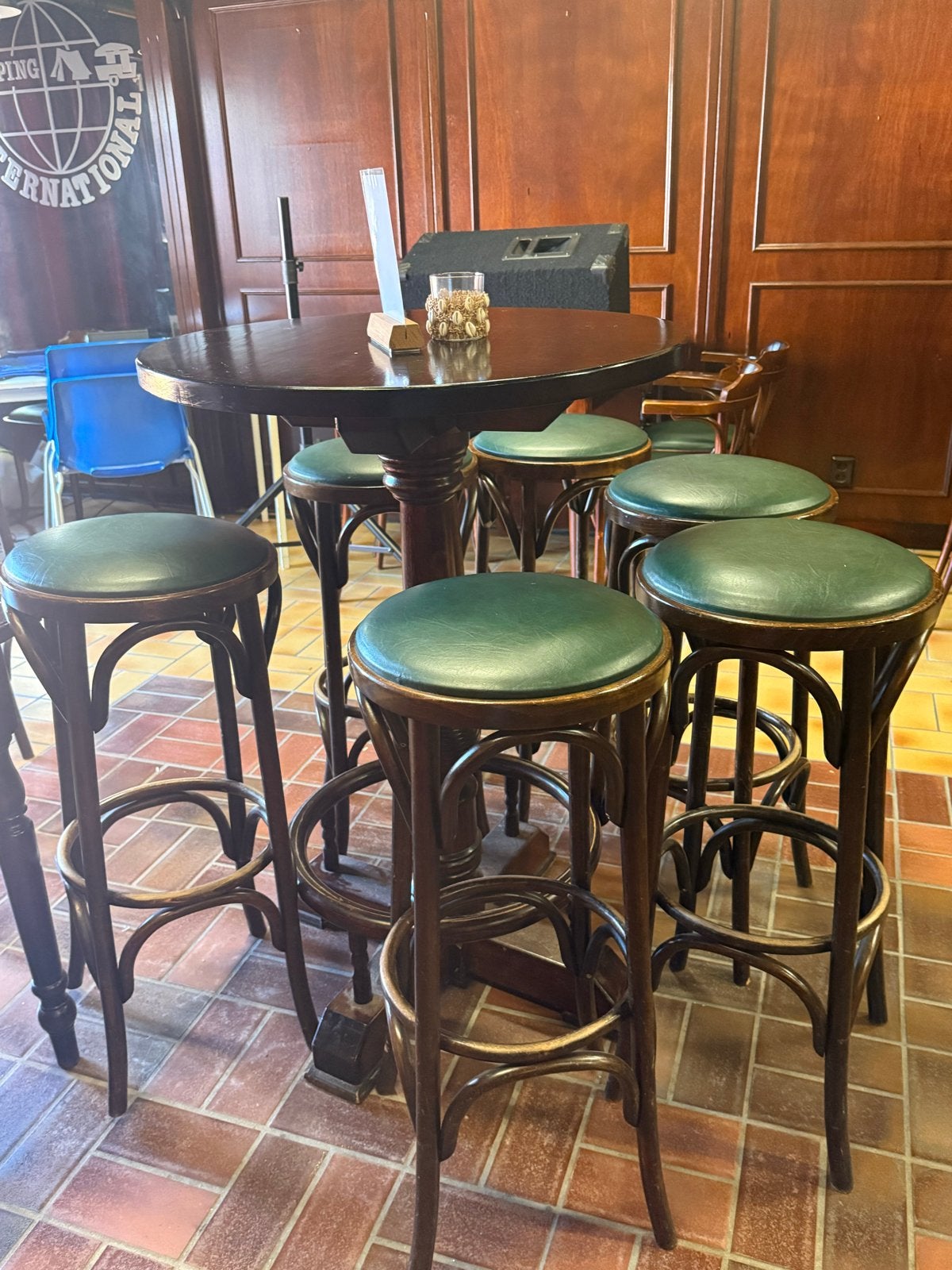 Retro Bruin Café Interieur: Stoelen, Tafels, Barkrukken, Lam, Ophalen, Gebruikt