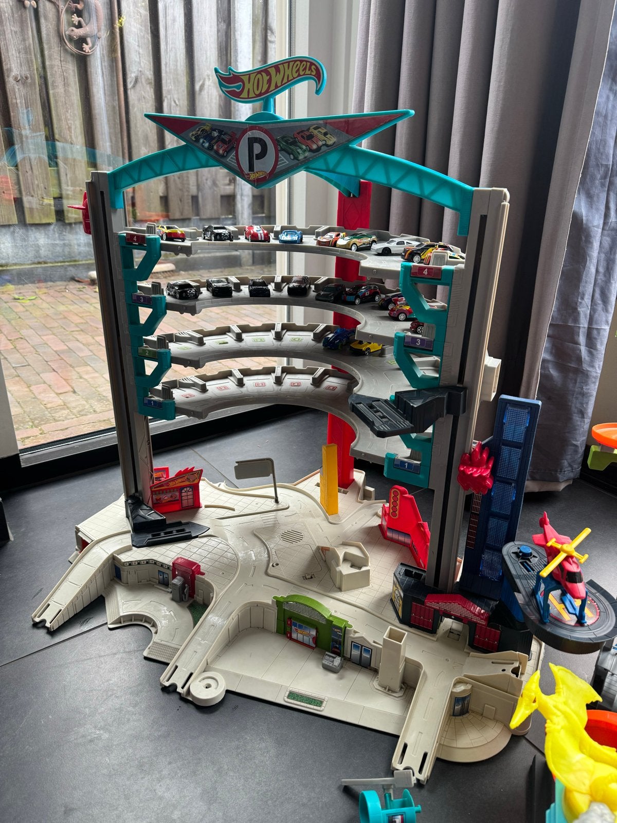 Hot Wheels baan en garage met 19 auto's., Kinderen en Baby's, Speelgoed | Speelgoedvoertuigen, Ophalen, Gebruikt