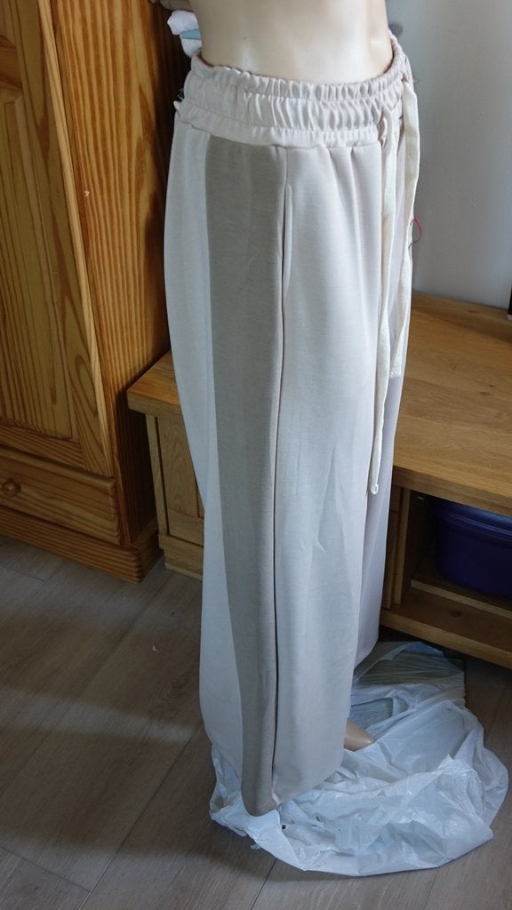 nieuwe beige broek van MOOIJ, Kleding | Dames, Huispakken, Maat 38/40 (M), Verzenden, Mooij, Beige