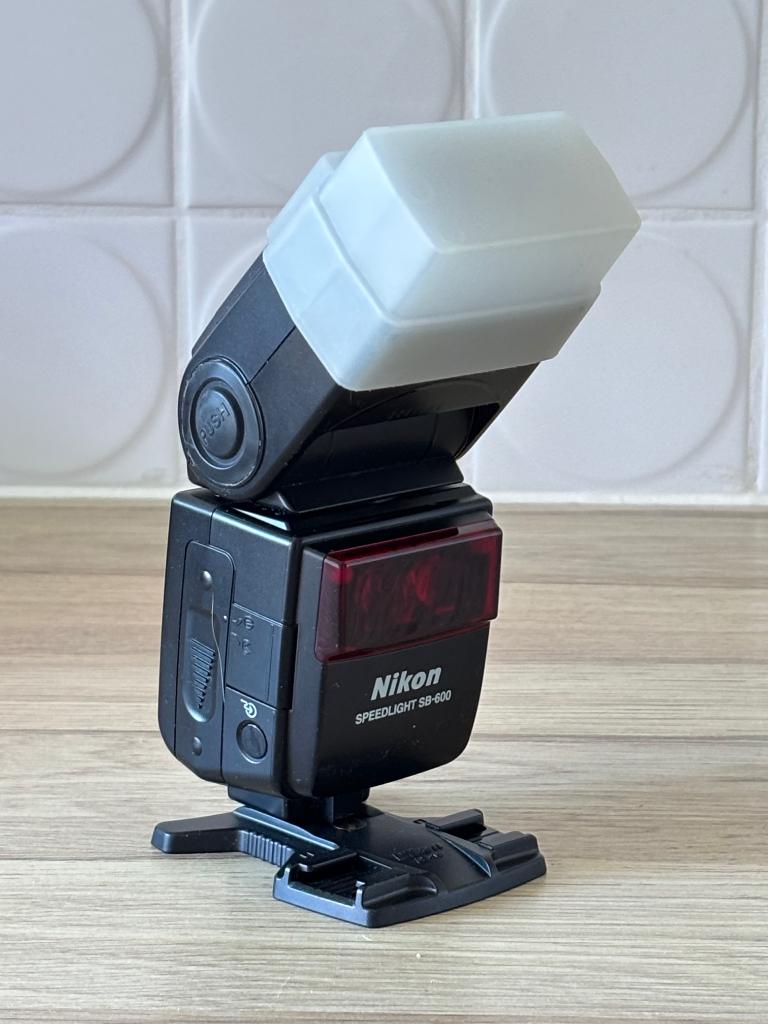 Nikon flitser - Speedlight SB-600 incl accesoires, Ophalen of Verzenden, Gebruikt, Nikon, Kantelbaar