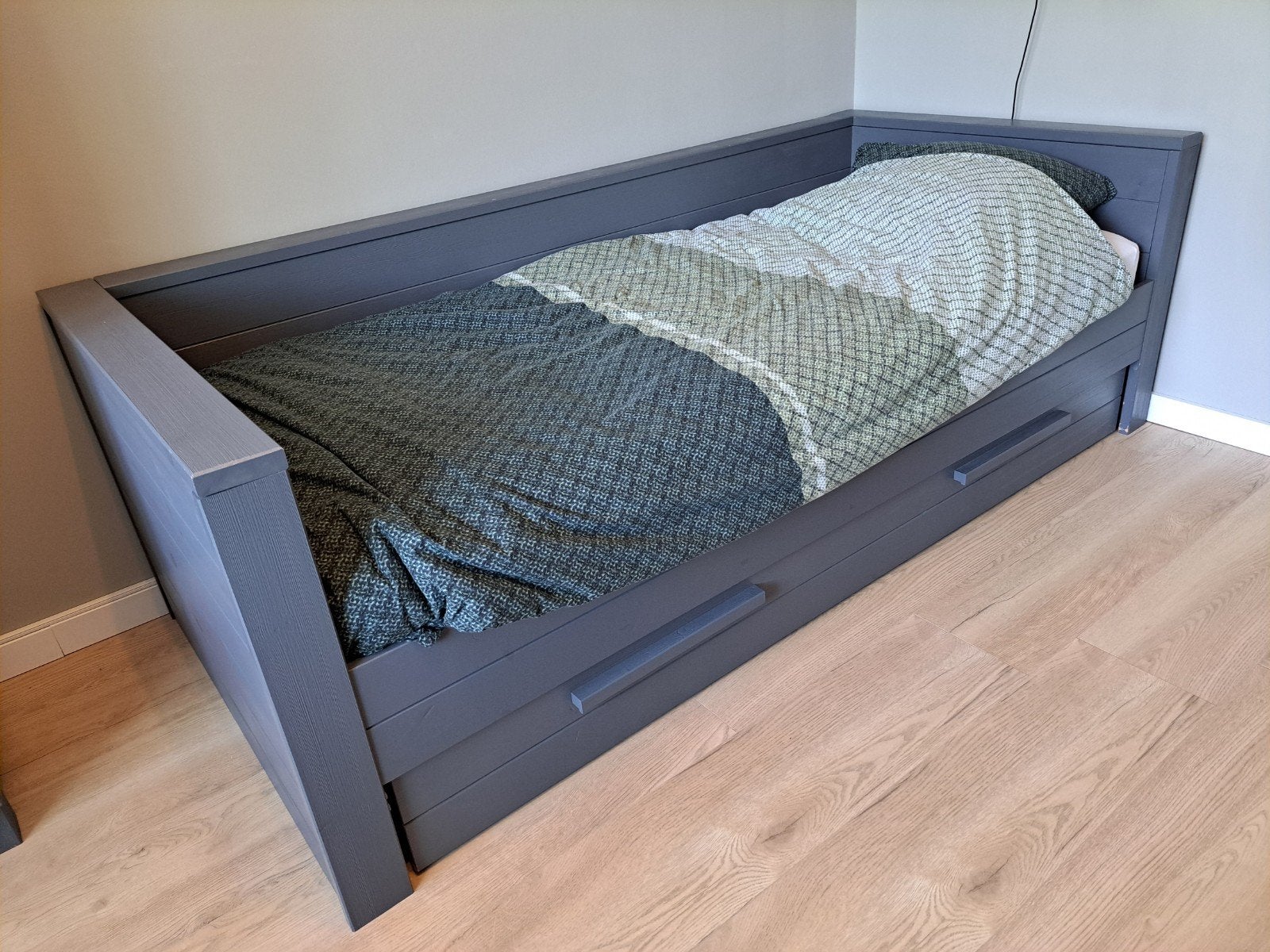 Grijs bed van woood  met uitschuifbaar logeerbed en opbergru, Huis en Inrichting, Slaapkamer | Bedden, Gebruikt, 90 cm, Eenpersoons