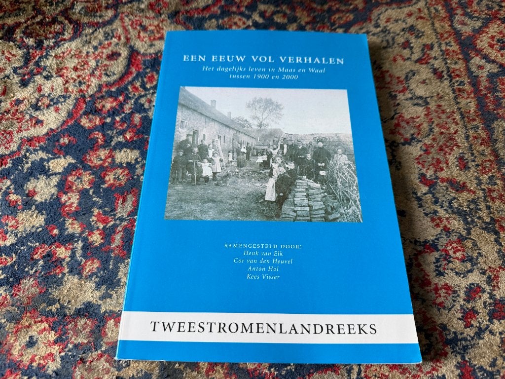 Een Eeuw vol Verhalen. Het dagelijks leven in Maas en Waal., 20e eeuw of later, Diverse auteurs, Ophalen of Verzenden, Zo goed als nieuw