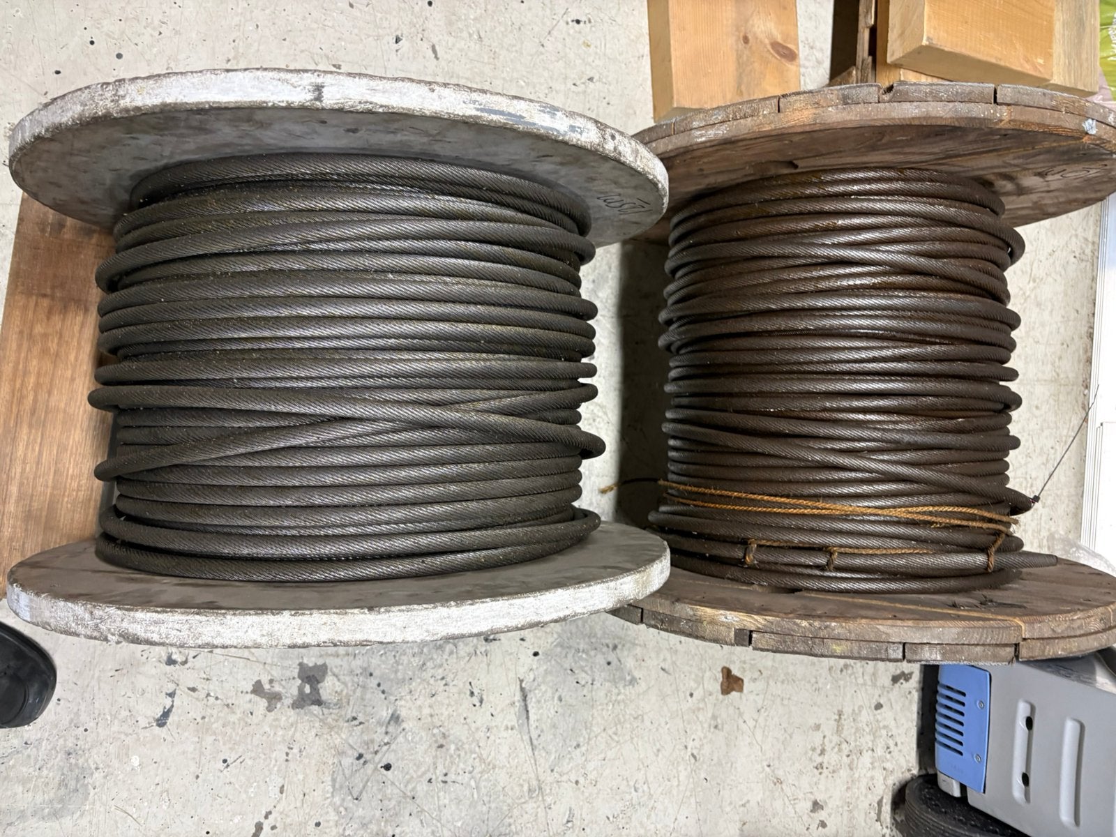 2 ROLLEN 14mm staalkabel., Ophalen, 20 meter of meer
