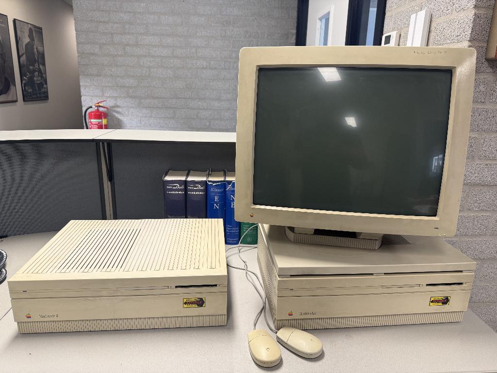 2x Macintosh iifx + Apple Two Page Monitor + videokaart etc, Computers en Software, Vintage Computers, Ophalen, -, Apple, Apple