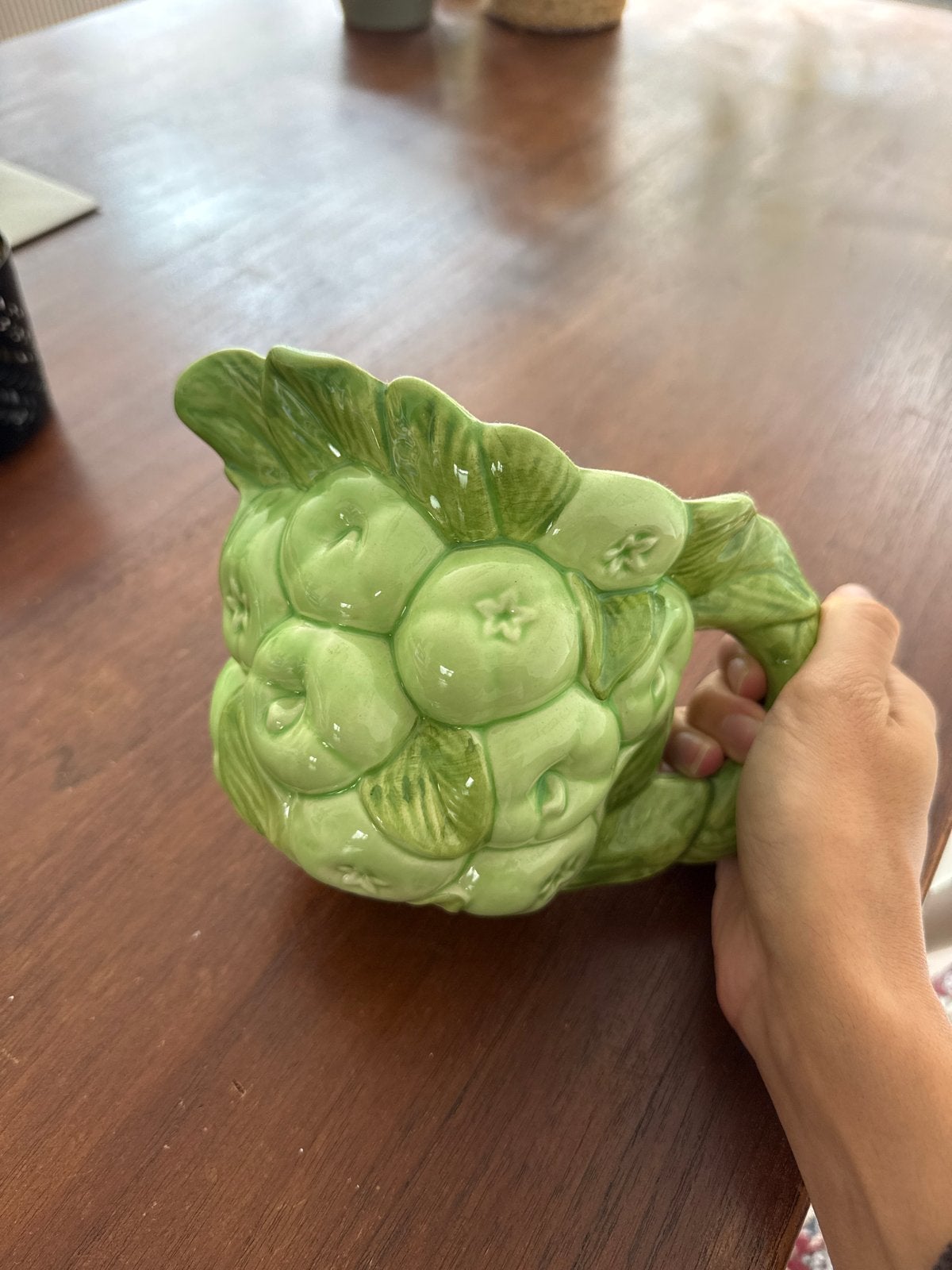 Vintage Groene Keramische Kan met Fruitmotief, Gebruikt, Porselein of Keramiek, Pot of Kruik, Ophalen of Verzenden
