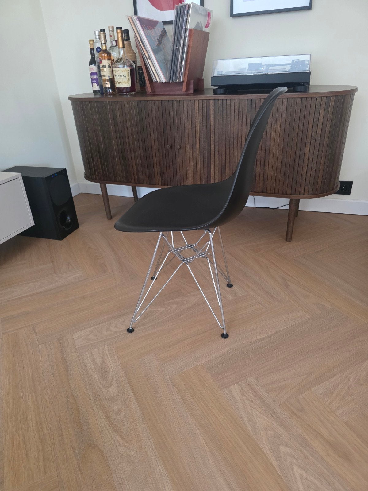 4 design eetkamerstoelen Eames stijl + Kubikoff zitkussens, Zwart, Ophalen of Verzenden, Vier, Kunststof
