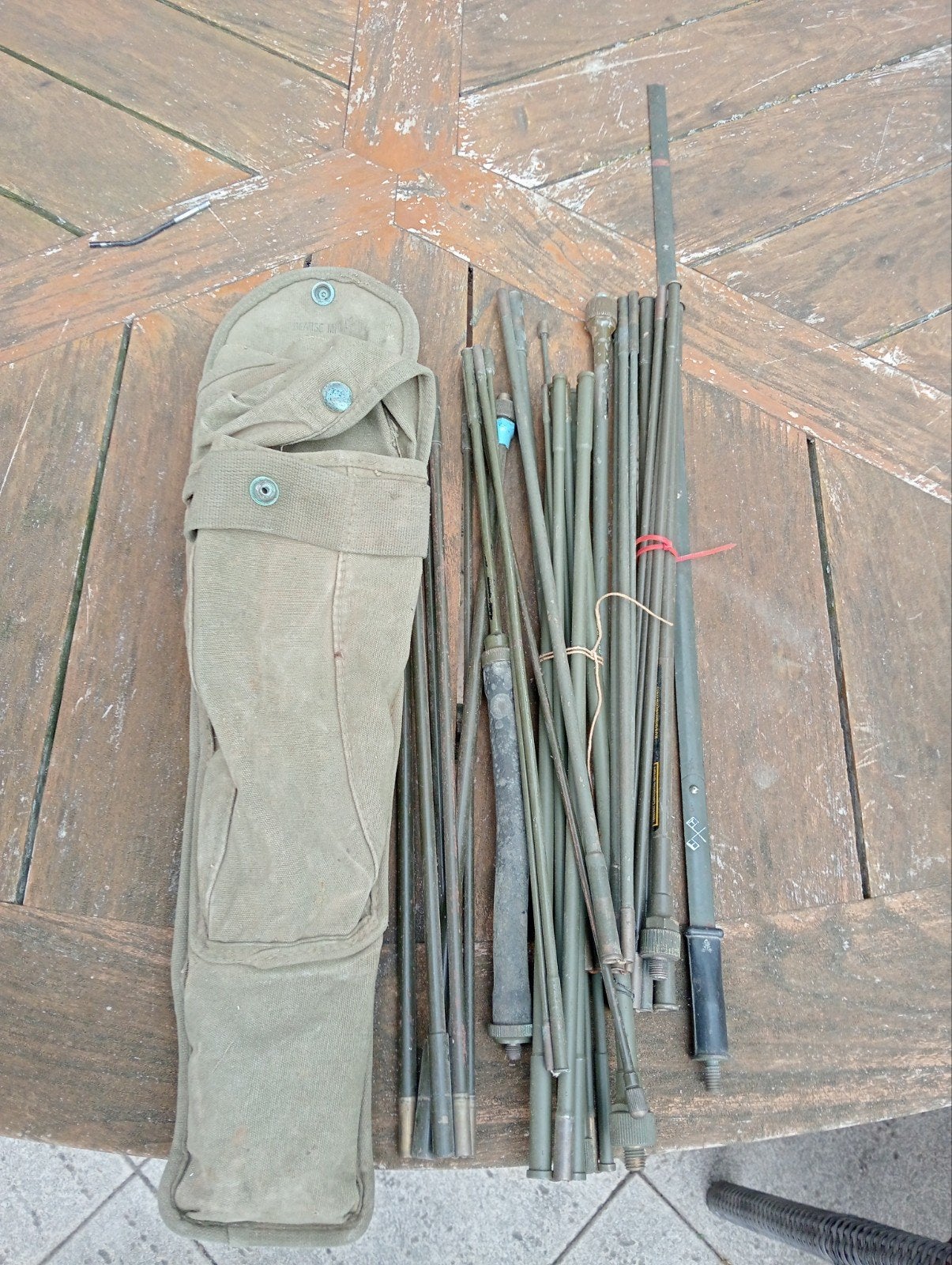Antenne tas met diverse militaire radio antennes, Ophalen of Verzenden