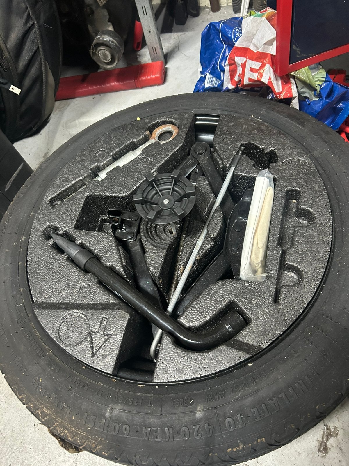 Krikset en reservewiel Volvo, Ophalen, Zo goed als nieuw, Manueel, Schaarkrik