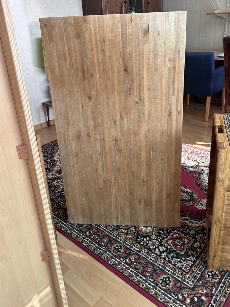 Gratis Salon tafel degelijk met lades en rieten kant, Huis en Inrichting, Tafels | Salontafels, Ophalen, Gebruikt