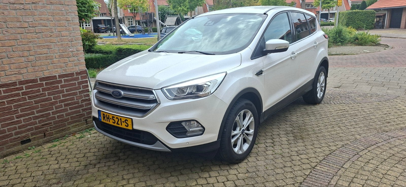 Ford Kuga 1.5 Ecoboost 150pk 2WD 2017 Wit - Motor probleem, 1498 cc, 4 cilinders, 2000 kg, Leder en Stof
