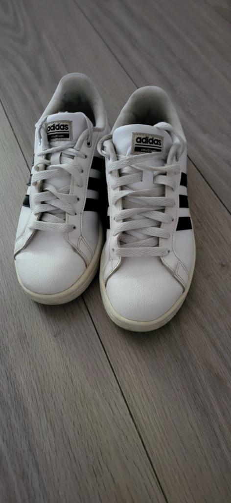Adidas schoenen maat 39, Sport en Fitness, Basketbal, Ophalen, Zo goed als nieuw, Schoenen