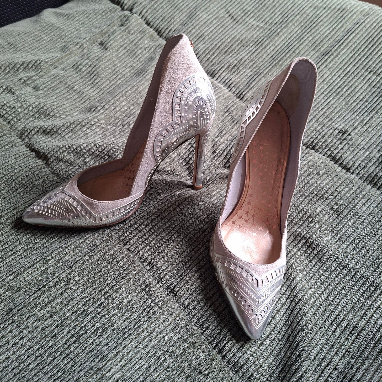 Elegante Ted Baker pumps met zilveren details - Maat 37, Kleding | Dames, Pumps, Ophalen of Verzenden, Ted Baker, Gedragen