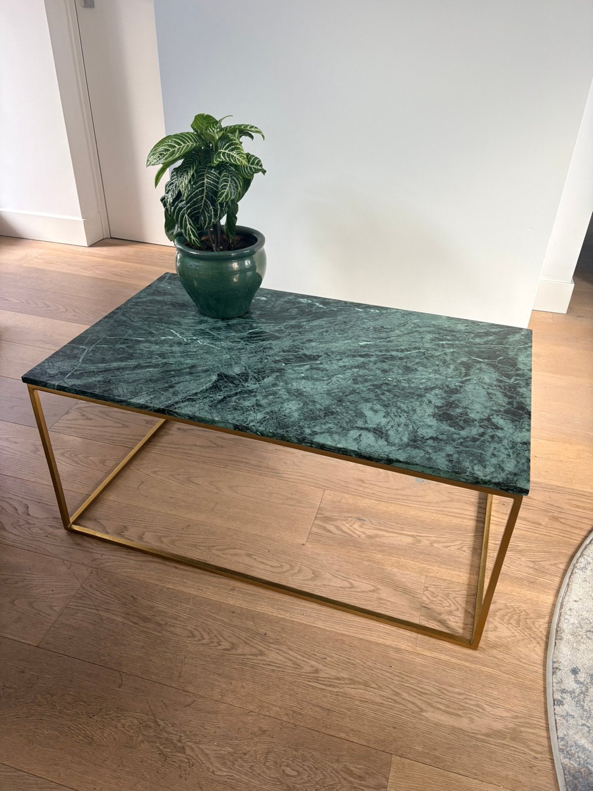 Salontafel met groen marmeren blad en gouden onderstel, Huis en Inrichting, Ophalen, Zo goed als nieuw, Rond, 50 tot 100 cm