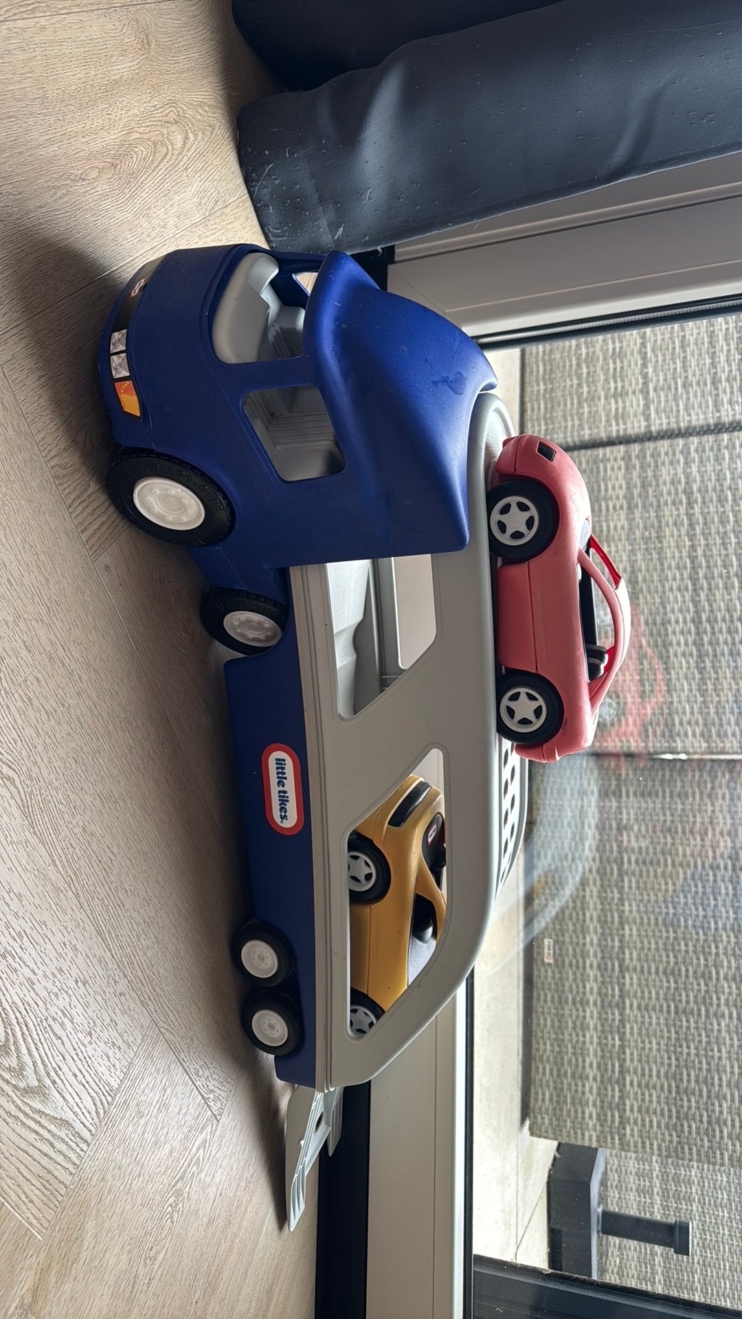 Little tikes vrachtwagen met twee autos, Ophalen, Zo goed als nieuw
