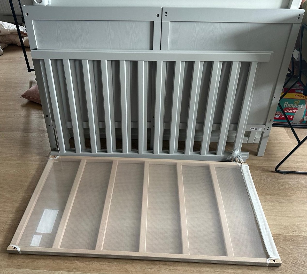 IKEA SUNDVIK Ledikant - Grijs inclusief matras, Ophalen, Verstelbaar, 190 cm of minder, Zo goed als nieuw