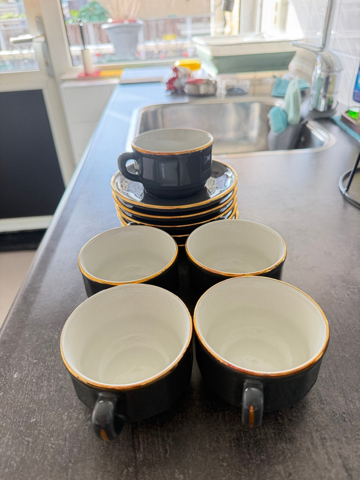 Set van 5 donkergrijze kopjes en schotels met gouden rand, Ophalen, Overige merken, Keramiek, Zo goed als nieuw