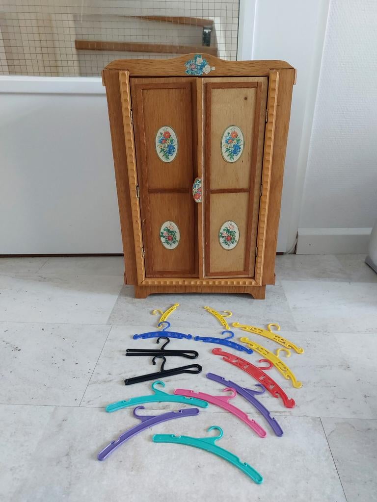 Decoratief houten kastje met kleerhangers, Minder dan 50 cm, Gebruikt, Ophalen of Verzenden, Minder dan 25 cm