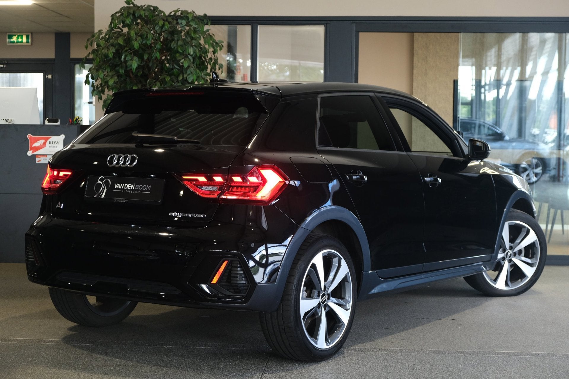 Audi A1 citycarver 30 TFSI Citycarver S-tronic S-Line Navi L, Dealer onderhouden, Zwart, Automatische klimaatregeling, Zwart